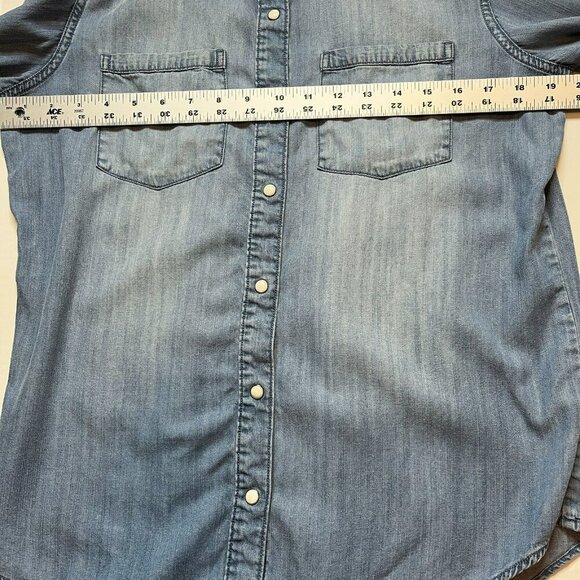 Magellan Outdoors Womens Chambray Pearl Snap Shirt sz M Ranch Western Rodeo - Picture 7 of 9